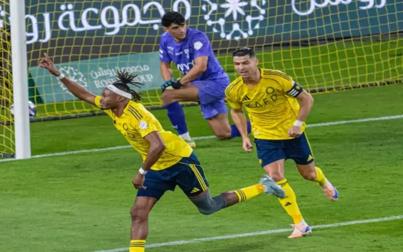 ماذا يحتاج النصر للتتويج بالدوري السعودي بعد التعادل القاتل مع الهلال؟